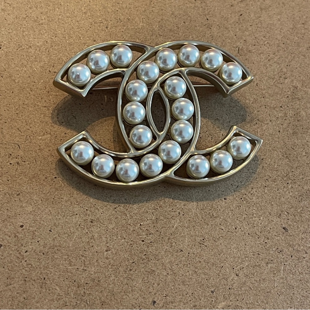 Authentic Chanel CC Pearl Brooch in Gold Metal Golden classic brooch women